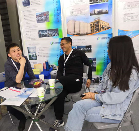 河北漢藍業務代表在上海動力展與客戶交流 河北漢藍業務代表在上海動力展與客戶交流