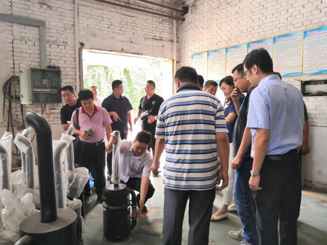某地領導來河北漢藍考察柴油機煙氣凈化裝置